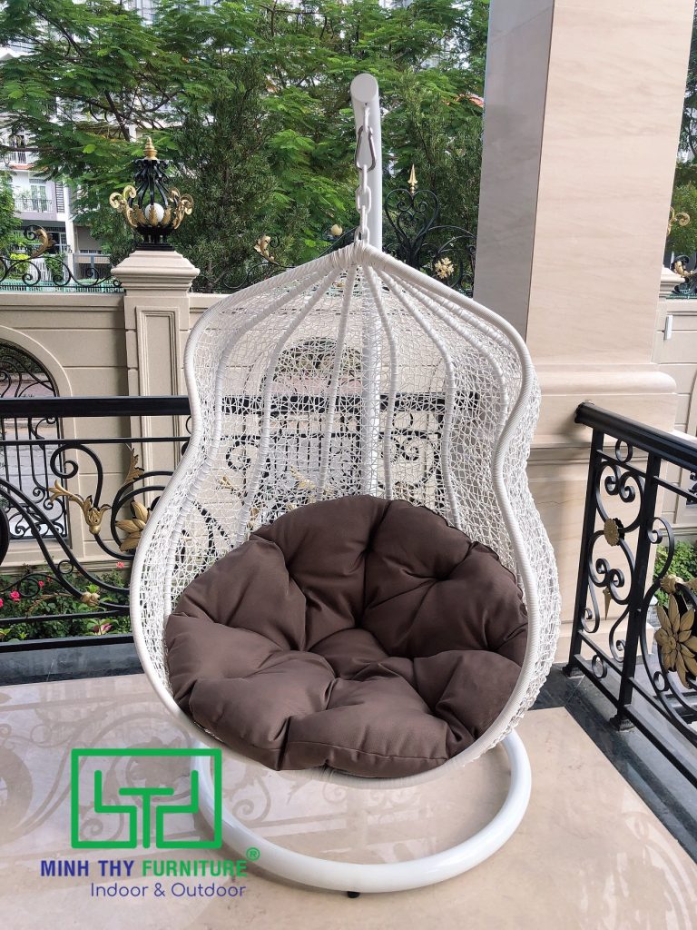 Xích đu sắt nghệ thuật kết hợp với sợi nhựa giả mây tới tạo hình độc đáo