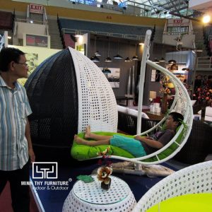 Khách hàng trải nghiệm xích đu mây MT919