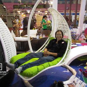 Khách hàng trải nghiệm xích đu mây MT919