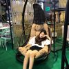 Ghế xích đu nhựa giả mây MT917 khách tham quan tại Vietbuild 2020