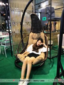 Ghế xích đu nhựa giả mây MT917 khách tham quan tại Vietbuild 2020