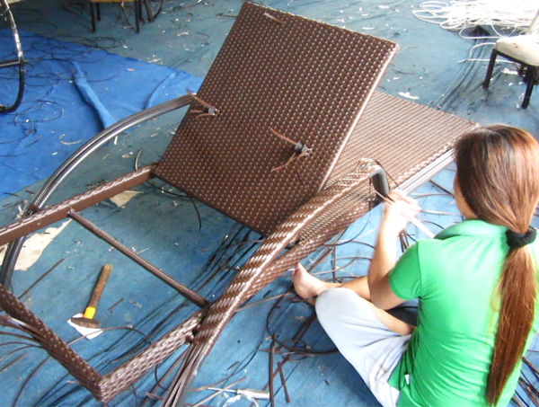 Ghế hồ bơi nhựa giả mây tại Minh Thy Furniture được sản xuất như thế nào?