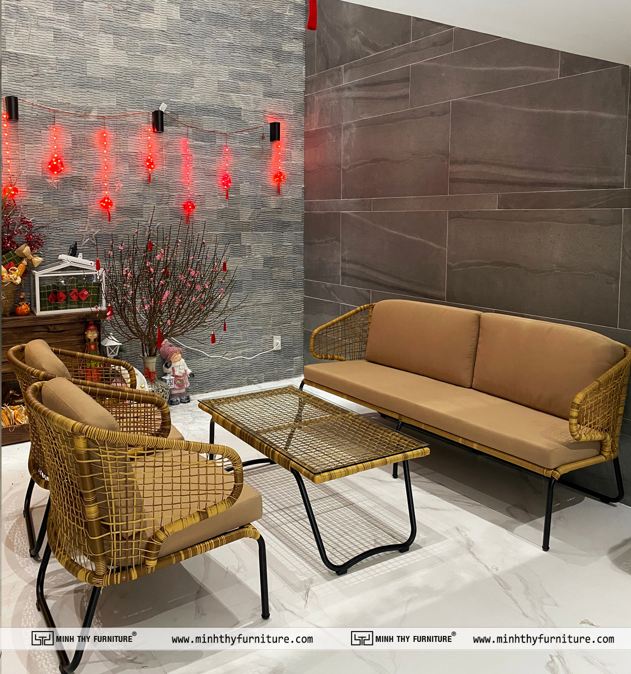 Bộ bàn ghế sofa giả mây kết hợp với vật dụng nhựa giả mây trang trí