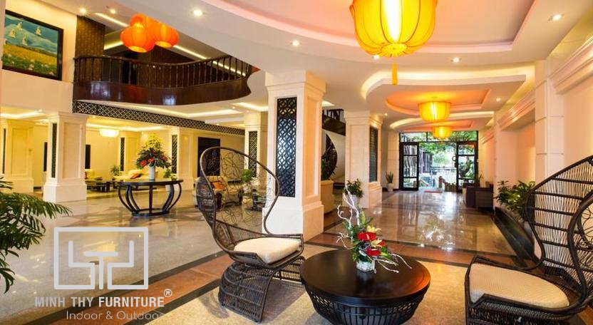 Ghế nữ hoàng bằng chất liệu nhựa giả mây tại Mercure Hoian Royal