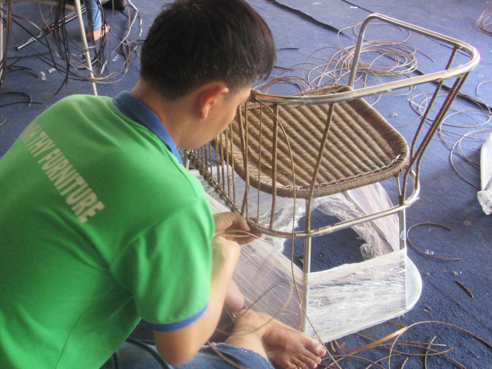 Đan ghế mây nhựa theo thiết kế của khách tại xưởng sản xuất Minh Thy Furniture