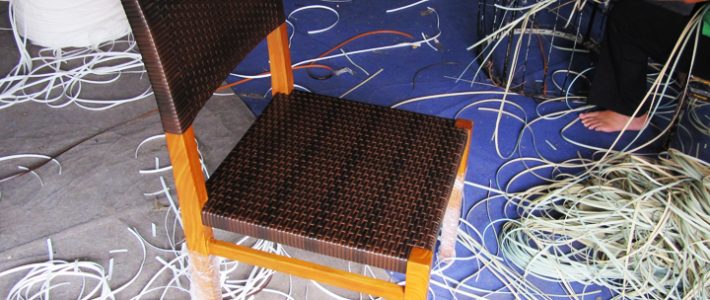 Khi sản phẩm bàn ghế gỗ kết hợp với chất liệu nhựa giả mây