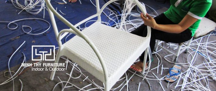 Chi tiết đan ghế cafe mây nhựa với kiểu đan hoa mai cuốn hút