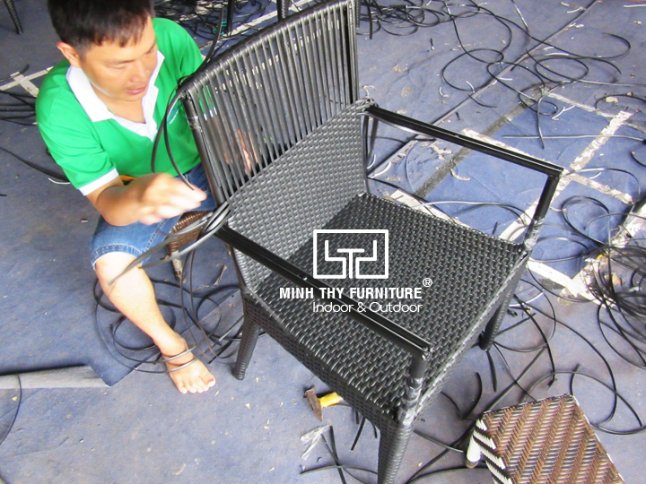 Cận cảnh công việc đan thủ công ghế café nhựa giả mây tại xưởng sản xuất Nội thất Minh Thy
