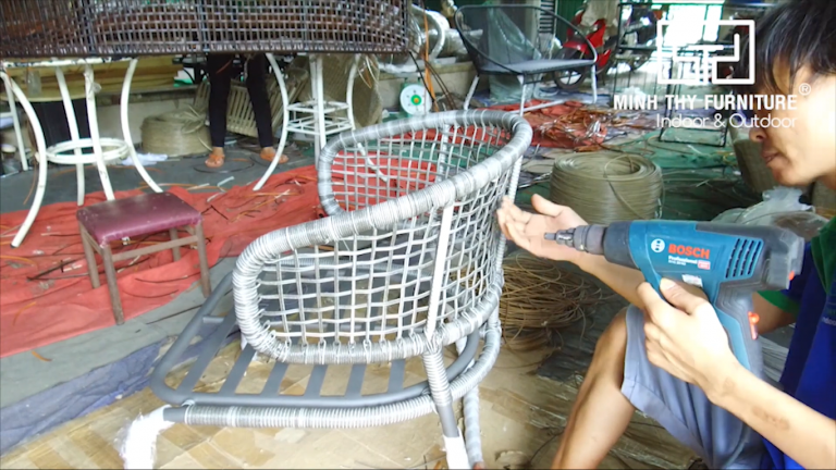 Đan thủ công ghế mây nhựa khung nhôm nhìn đơn giản chứ không dễ