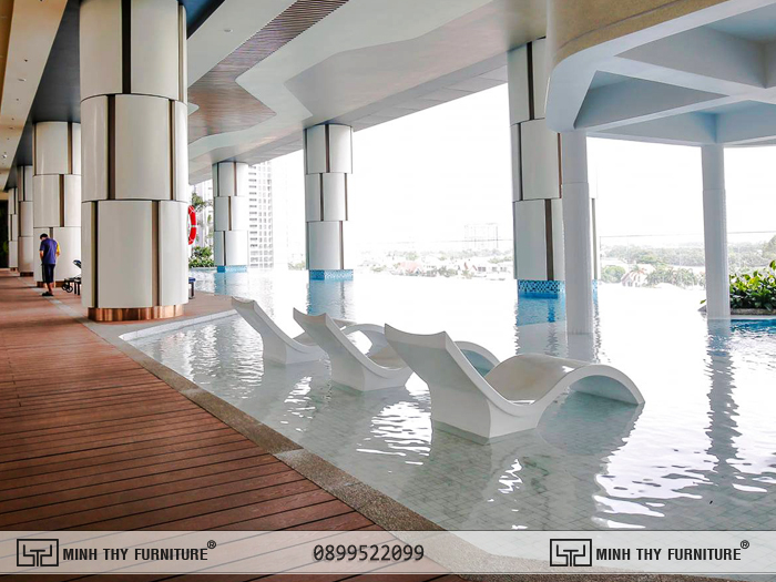 Ghế hồ bơi ngoài trời bằng chất liệu tại Q2 Thảo Điền composite