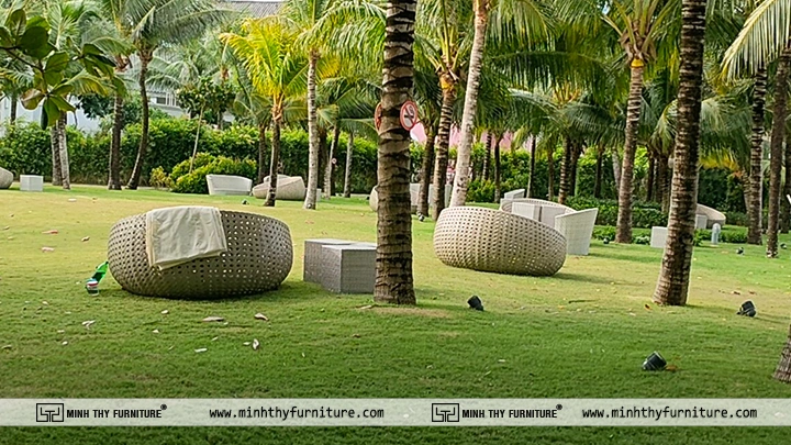 Giường tròn tắm nắng tại khuôn viên sân vườn của Khách sạn Premier Residences Village Phú Quốc