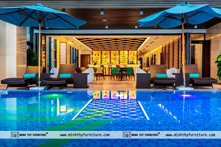 Ghế hồ bơi ngoài trời thương hiệu Minh Thy Furniture tại Khách sạn Maximilan Đà Nẵng Beach