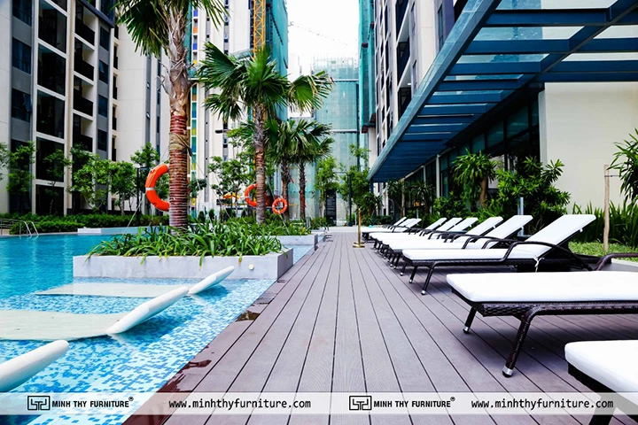 Giường nằm tắm nắng Minh Thy Furniture tại khuôn viên hồ bơi Hà Đô Centrosa Garden 