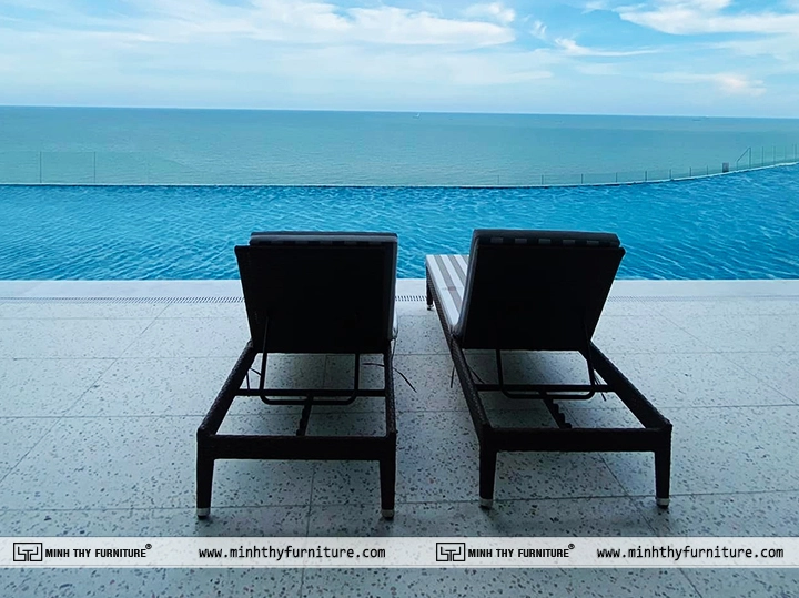 Ghế nằm thư giãn view hồ bơi vô cực tại Khách sạn Vias Vũng Tàu