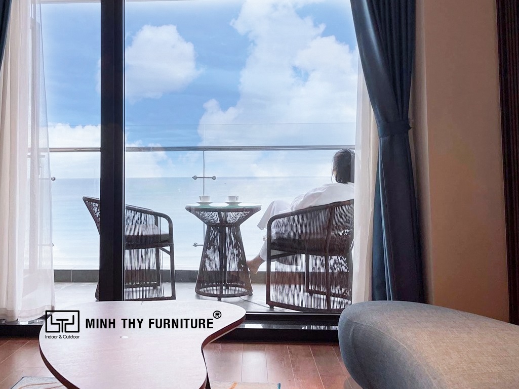 Bàn ghế mây nhựa tại ban công của mỗi phòng Khách sạn Canvas Đà Nẵng