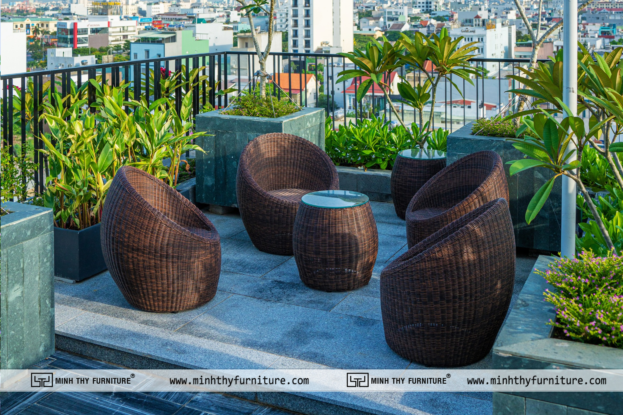 Tùy chọn mẫu bàn ghế ngoại trời phù hợp với không gian quán cafe sân vườn