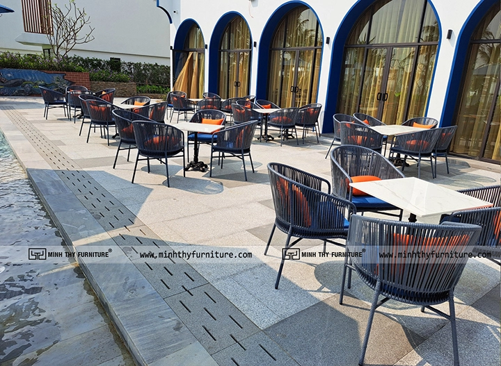 Bàn ghế cafe ngoài trời bằng nhựa giả mây sự lựa chọn hàng đầu cho các khu vực cafe trong khu nghỉ dưỡng
