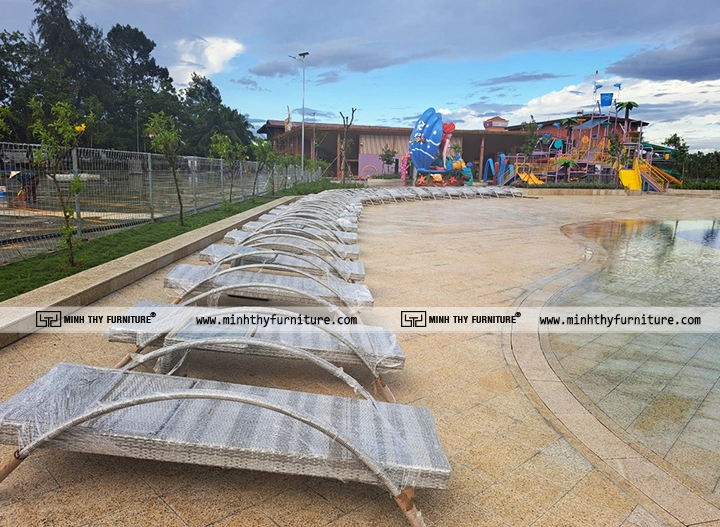 Giường hồ bơi nhựa giả mây là vật dụng được TTC Mekong Aqua Part Bến Tre lựa chọn