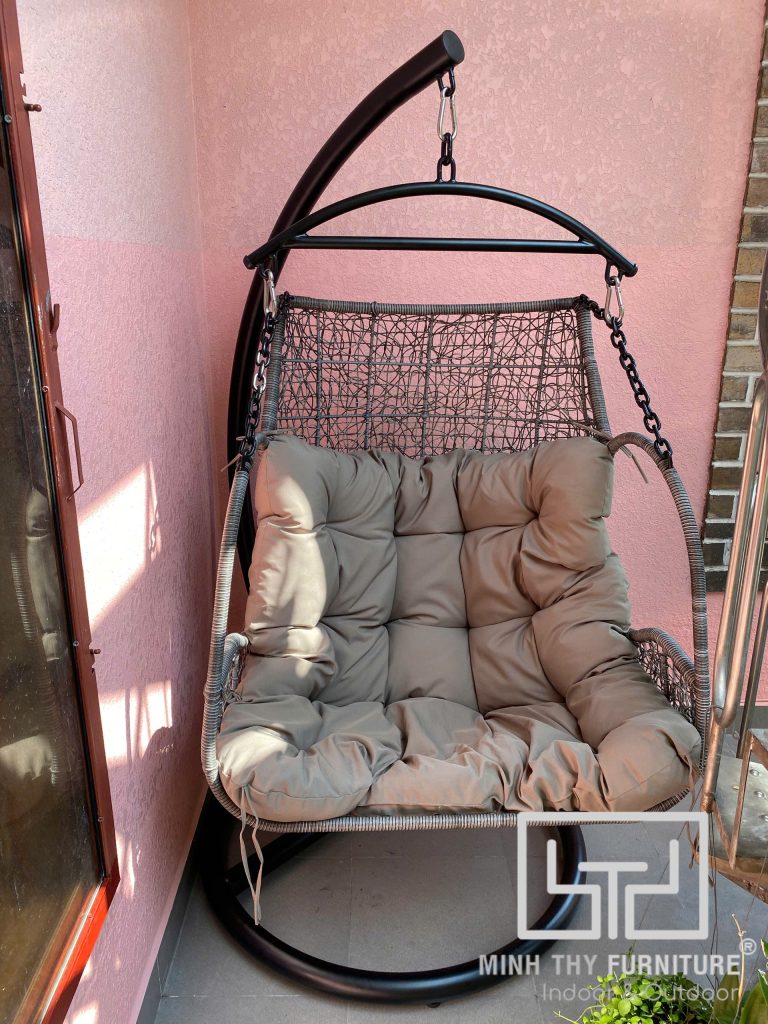 Đặt xích đu nhựa giả mây ở trong nhà hoặc dưới mái hiên ban công