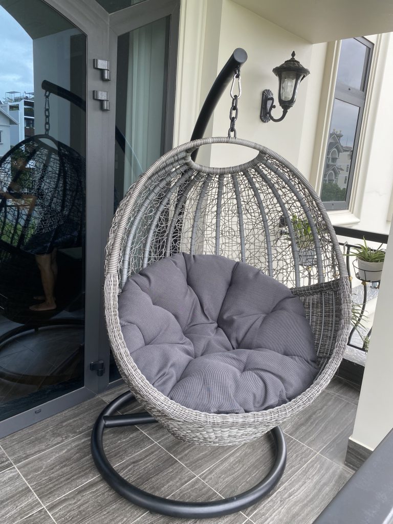 Ảnh thực tế xích đu nhựa giả mây màu xám giao khách Quận 7